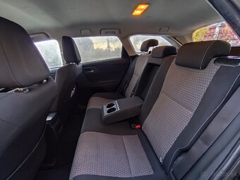 Predám toyoru Auris hybrid Touring sport - 16