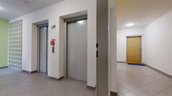 Priestranný, kompletne zariadený 2-izb. byt v staršej novost - 16