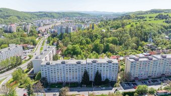 VÝNIMOČNÝ PRIESTRANNÝ 4-IZBOVÝ BYT - BLÍZKO CENTRA BB - 16