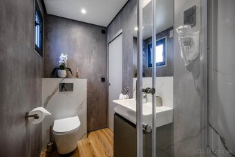LUXUSNÝ MOBILNÝ DOM V DRAGE V CHORVÁTSKU S VEĽKOU TERASOU - 16