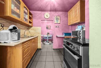 REMAX ponúka na predaj rodinný dom s dvomi bytovými jednotka - 16