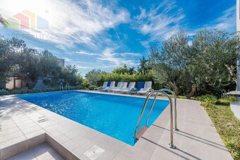 Chorvátsko -6 izbový apartmánový dom pri Zadare, Sukošan - 16