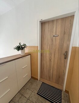 Veľmi pekný zrekonštruovaný 3- izbový byt s lodžiou na  ulic - 16