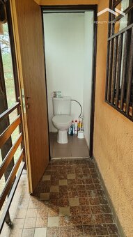 Chatka s krásnym výhľadom a priestrannou záhradou - 16