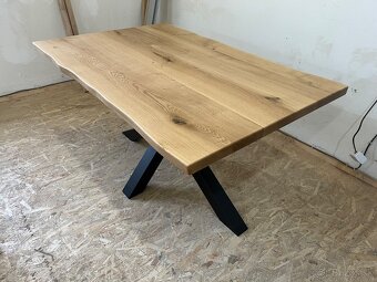 Masívny jedálenský stôl s prírodnou hranou - 16