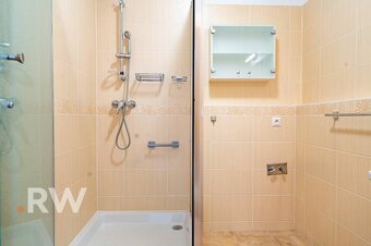 REZERVOVANÉ - VEĽKORYSÝ 2 izb. s takmer až 14 m2 TERASOU - 16