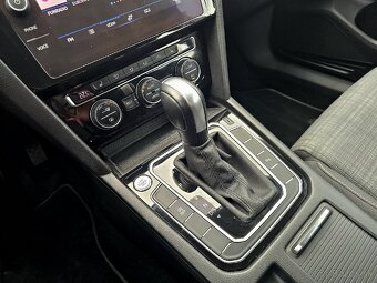 Volkswagen Passat Variant 2.0 TDI Elegance DSG - 16