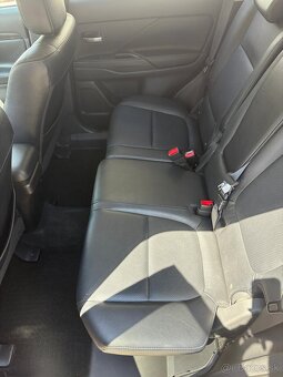 Mitsubishi Outlander SUV - 16