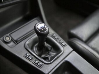 BMW 3-série Cabrio 320i (E30) z roku 1990 - 16