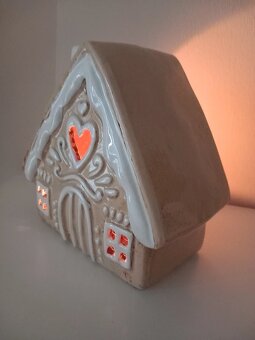 Keramická zasnežená béžová chalúpka 16x16x9,5 cm - 16