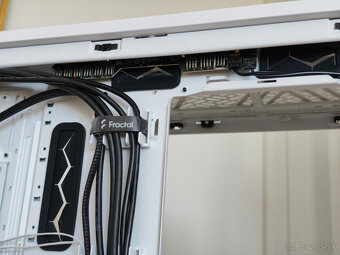Predám PC skrinku Fractal Design Define 7 White TG - 16