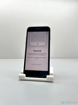 iPhone SE NOVÁ BATÉRIA 100% ZDRAVIE - 16