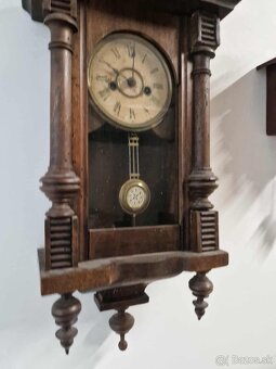 Dvoje nástenné hodiny - 16