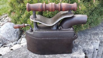 Obrovská komínová velmi stará sbírková žehlička D.R.G.M. - 16