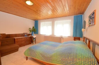 EXKLUZÍVNE - Predaj priestranného RD v starej časti Rajky - 16
