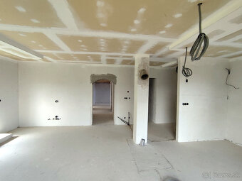 Rozostavaný 4 izbový rodinný dom na veľkorysom pozemku 1050  - 16