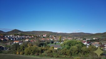 Murovaná chata s elektrinou a úžitkovou vodou na okraji obce - 16