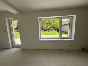 Rodinný dom s krásnym slnečným pozemkom o výmere 950 m2 v Bá - 16