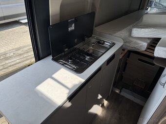 CamperVan s otvárateľnou strechou CARADO CV640 Novy Automat - 16