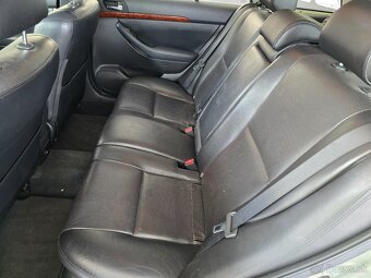 Toyota Avensis Combi - 16