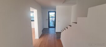 REKONŠTRUKCIA -5 IZB. RODINNÝ DOM, ŽILINA-DVOJGARÁŽ, 402m2 - 16