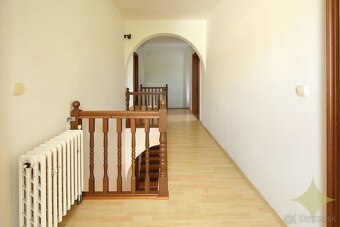 Priestranný rodinný dom s dvomi kúpeľňami  a ovocným sadom v - 16