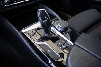 BMW 520d xDrive Touring z roku 2018 - 16