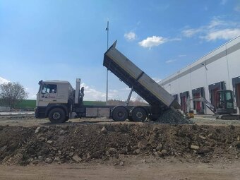 Autodoprava s hydraulickou rukou a vyklápač - 16
