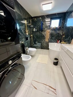 Luxusný rodinný dom, 4 izby, bazén, klimatizácia, 2-garáž - 16