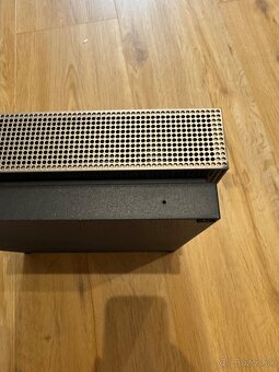 Xbox one x + 2 ovládače - 16