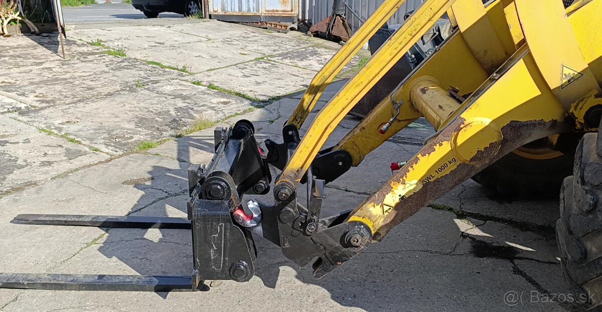 rýchloupínač a paletovacie vidly na traktorbáger komatsu WB - 17