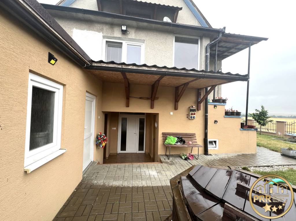 ZNÍŽENÁ CENA Pekný čiastočne prerobený rod.dom, V. Ch - 17