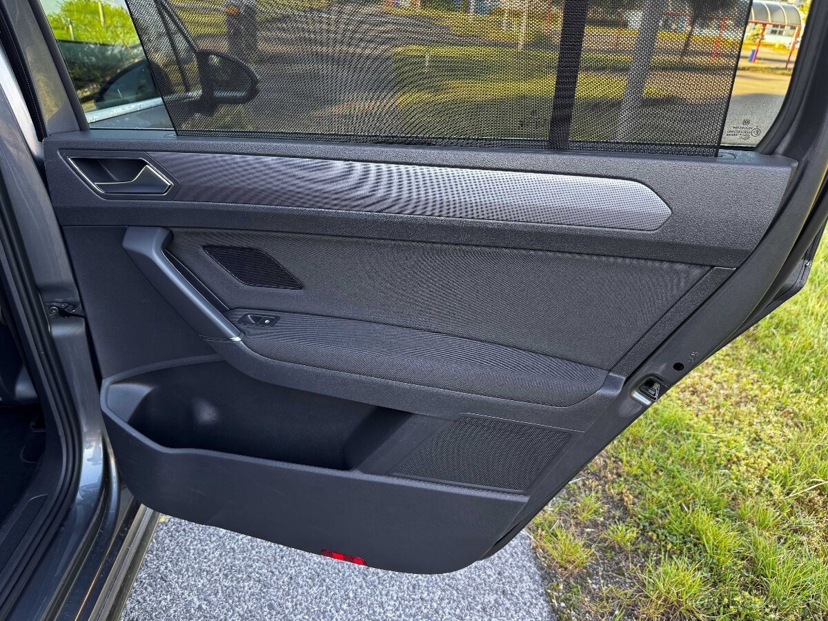VW Touran R-Line TSi 110kw DSG 7 miestny,LED IQ.Light/PANO - 17