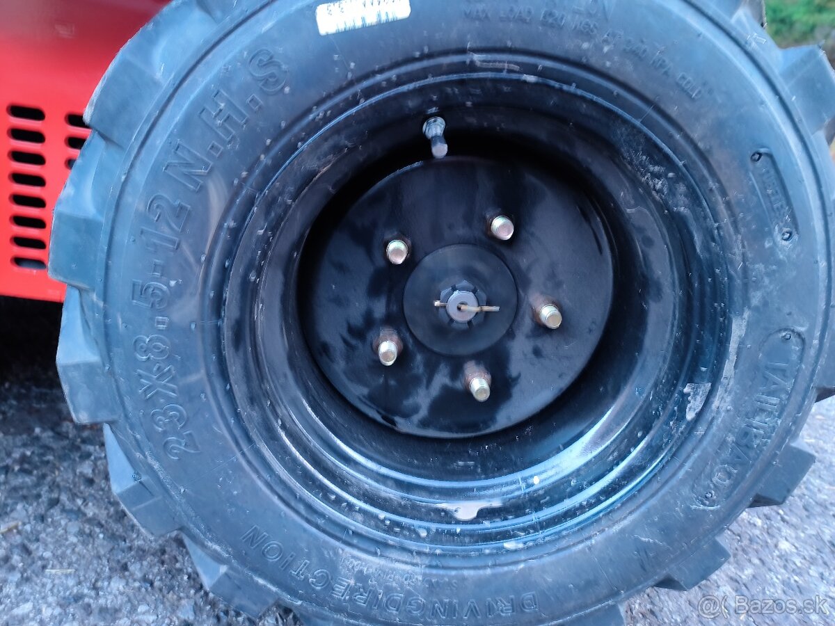 Kolesovy nakladac smykovy - 17