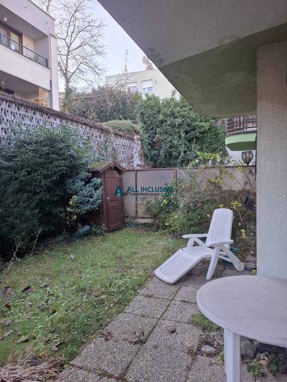 Priestranný byt v centre Bratislavy so záhradou - 17