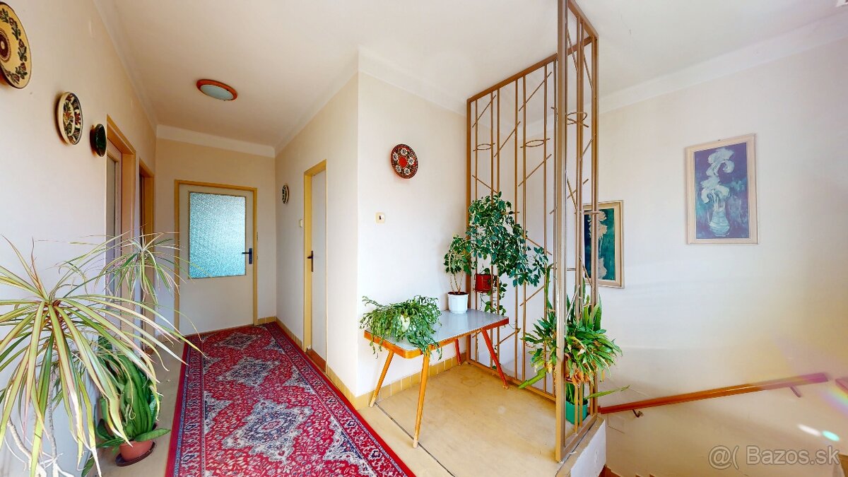 Atraktívny 5 izbový rodinný dom s garážou, veľký pozemok - 17