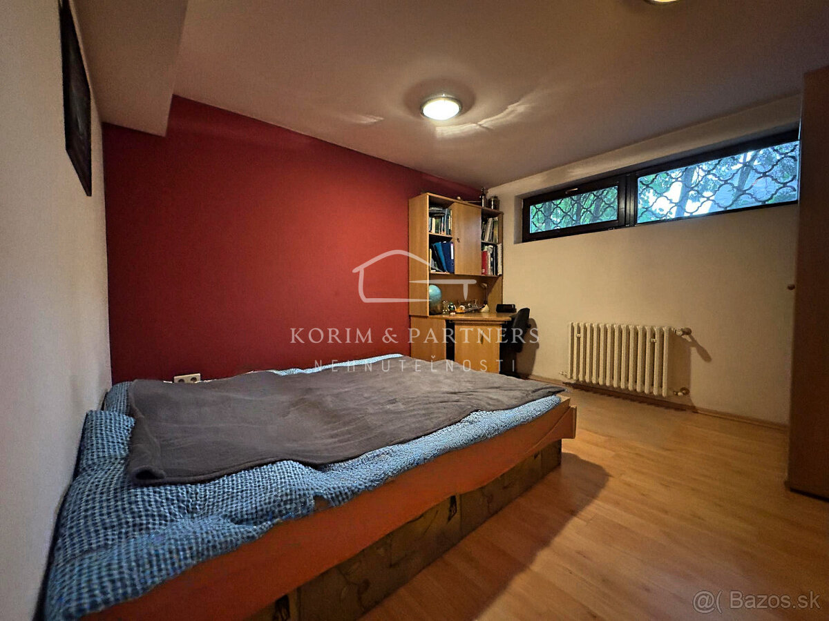 Atypický, priestranný rodinný dom v tichej časti Komárna - 17