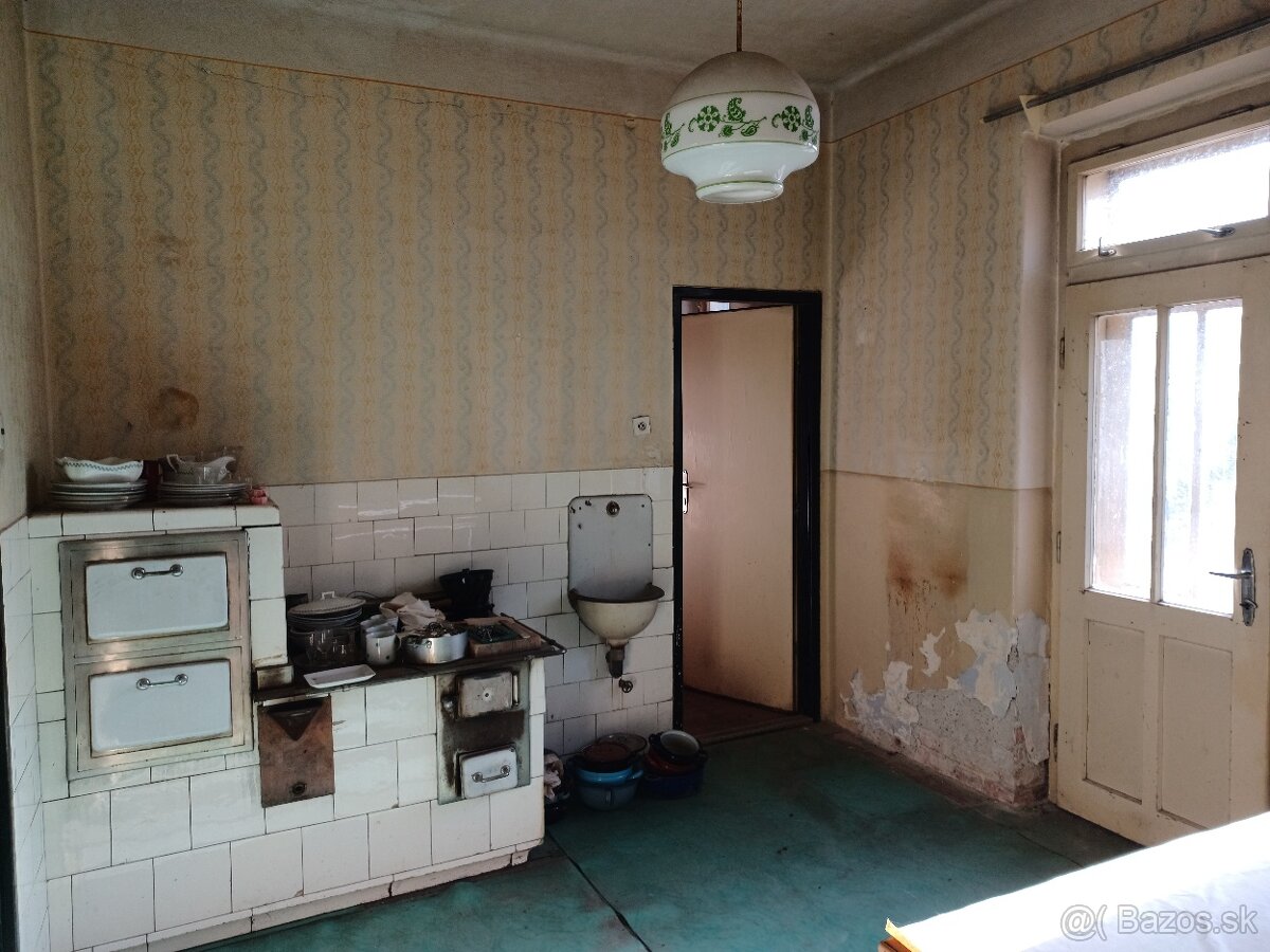 Budova s veľkým potenciálom v centre Modrého Kameňa - 17