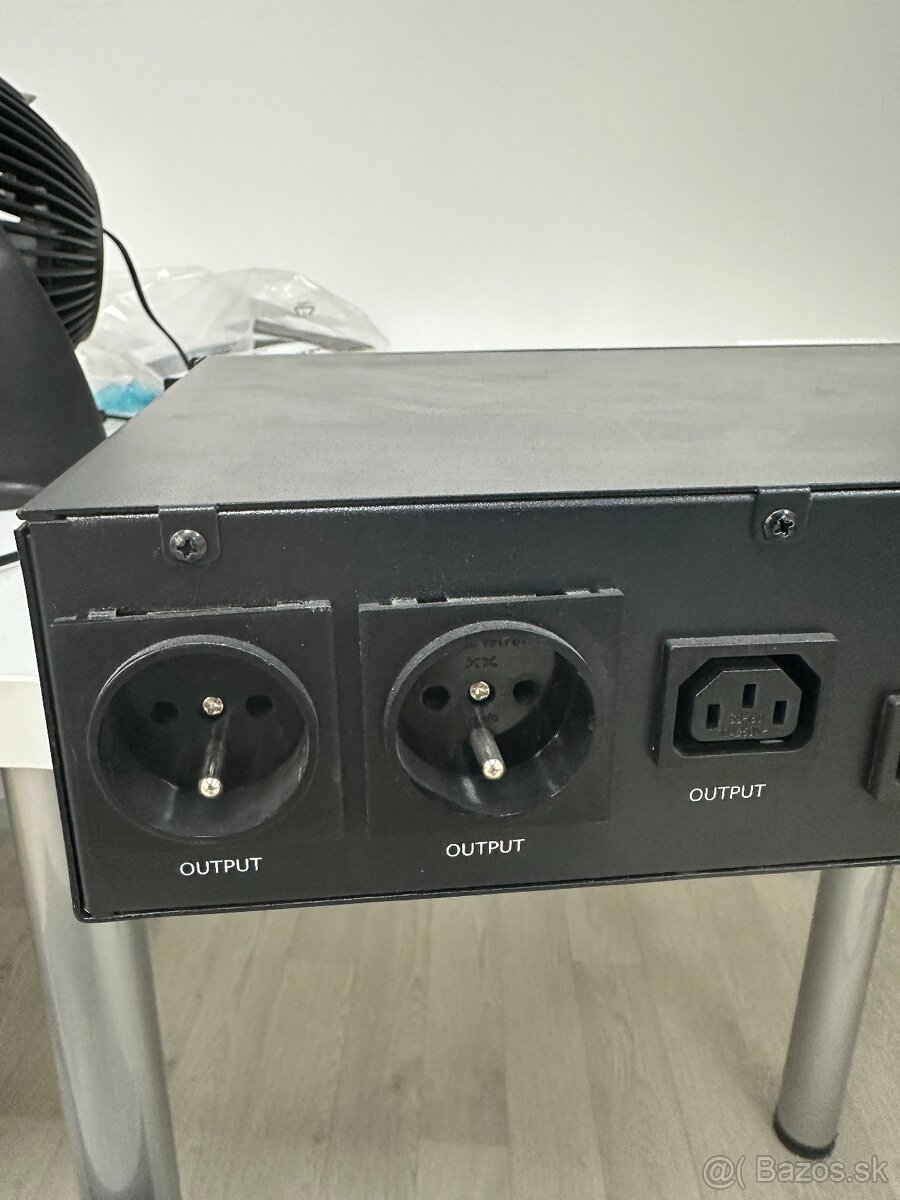 Serverová skriňa s príslušenstvom - plne funkčné - 17