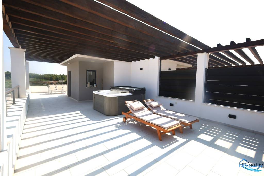 Vodice, Srima – dom s bazénom a strešnou terasou - 17