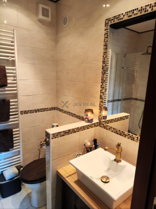 Na predaj drevenica s pozemkom - 1194 m² a bazénom v obci Mi - 17