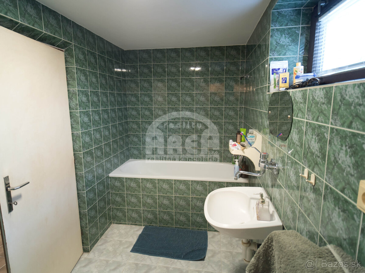 Dvojpodlažný rodinný dom v skvelej lokalite mesta Michalovce - 17