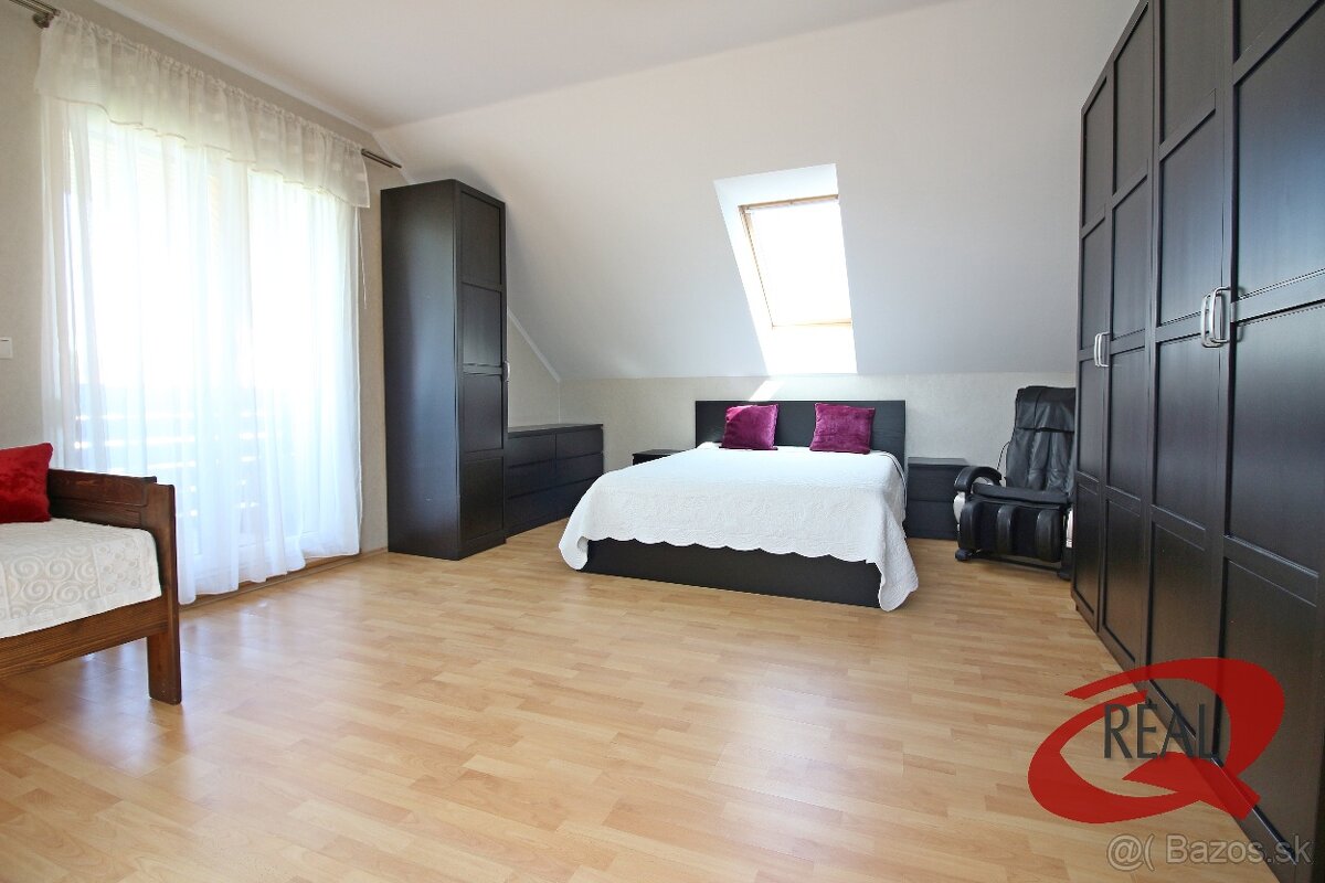 RODINNÝ DOM V SÚKROMNEJ ULIČKE S BAZÉNOM A LETNÝM DOMČEKOM - 17