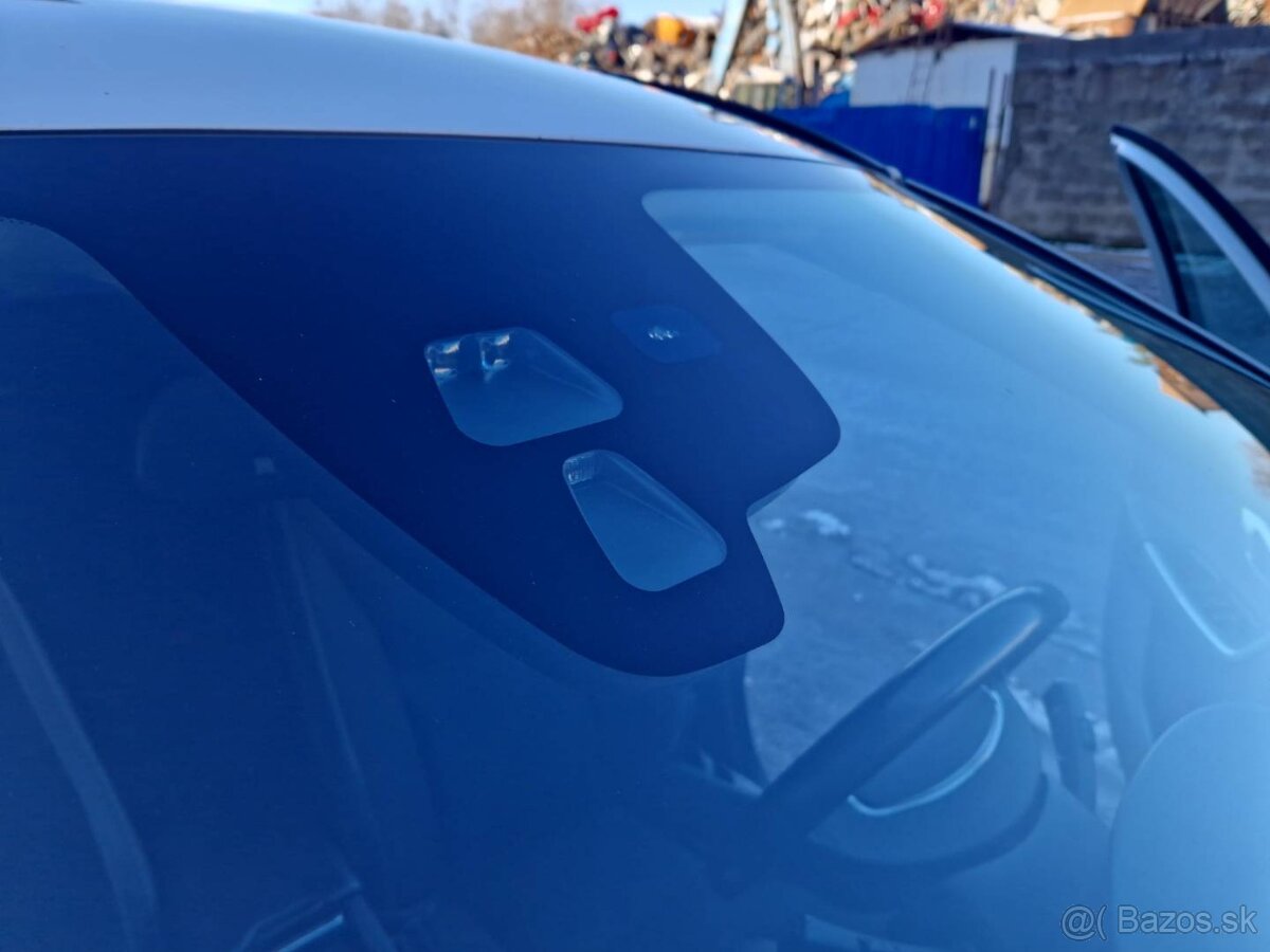 Predám Volvo XC60 2.4D AWD 120 KW manuál-6 r.v.2011 - 17