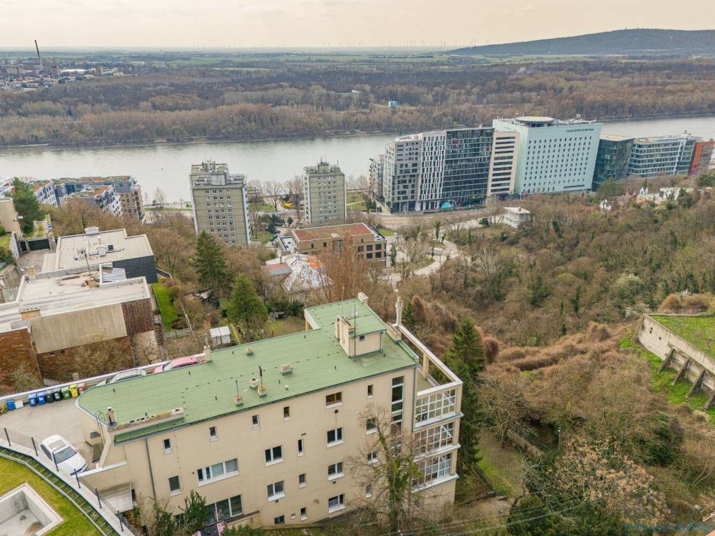 NA PREDAJ veľký 1 izbový byt s impozantnými výhľadmi na hrad - 17