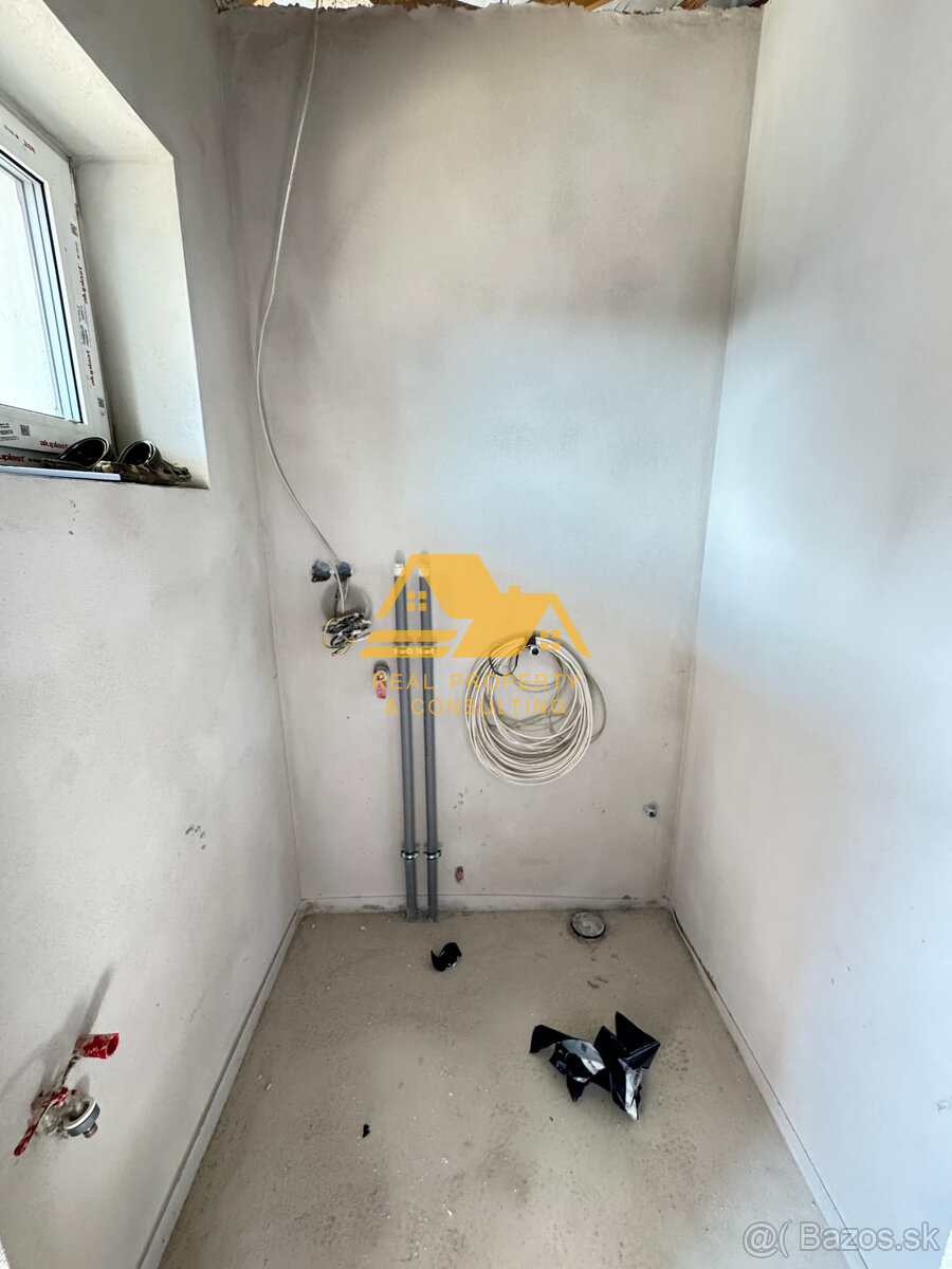 Predám novostavbu v radovej zástavbe v obci Selice - 17