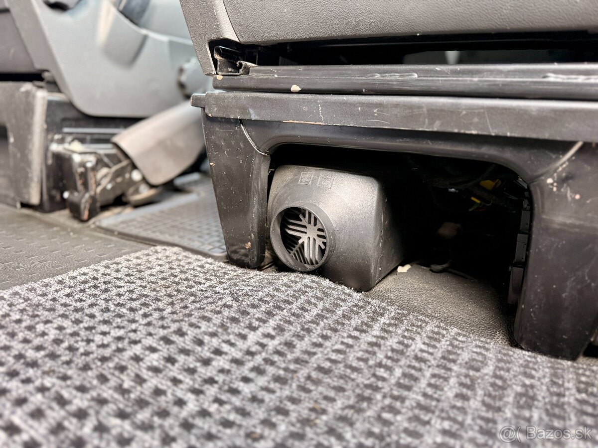 VW T5 Caravelle 1,9TDI, manuál Camper - 17