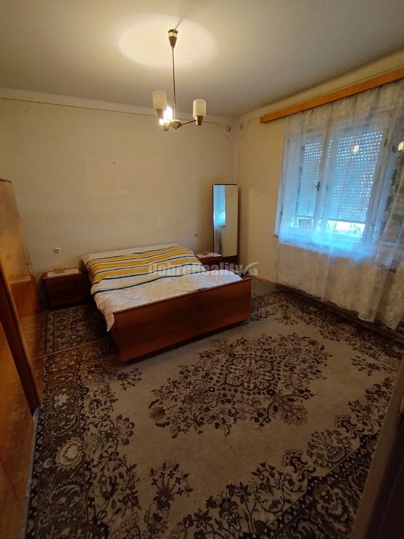 Zaujímavý a zachovalý 4 izbový rodinný dom v povodnom stave - 17