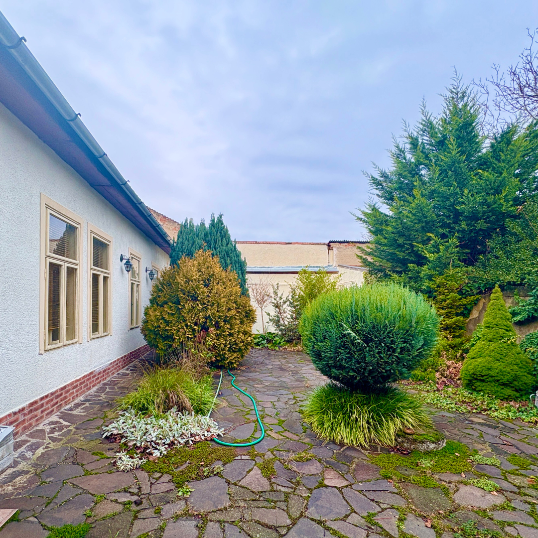 Meštiansky 5 izbový dom v srdci Šiah - 17