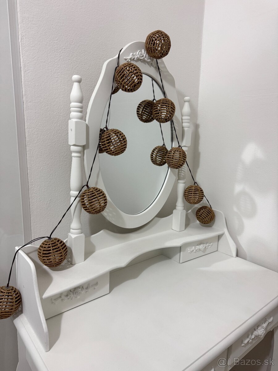 Kozmetický stolík - 17